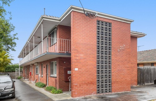 Essendon Apartment | Snug 1-Bed Unit near Essendon Football Grounds