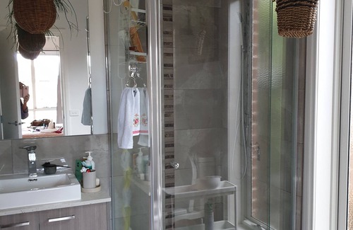 Officer House | Snug and cosy ensuite in a new house