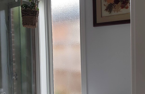 Officer House | Snug and cosy ensuite in a new house