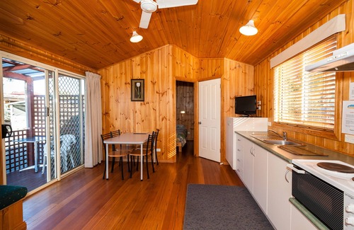 Snug RV Rental | Snug Beach Cabin And Caravan Park