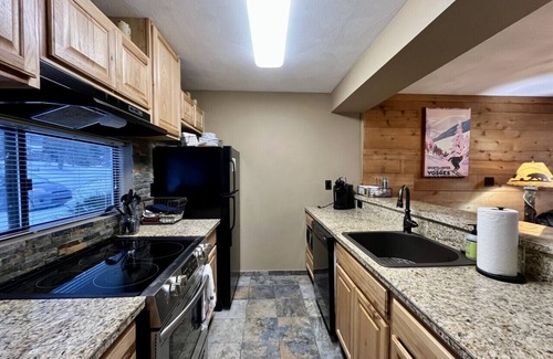 Hidden Valley House | 🏊‍♀️🐶Soak, Swim, Play: Pool Access, Hot Tub & Pet-Friendly Mountain Escape🌲