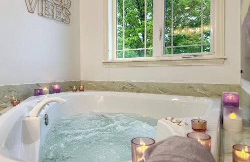 College Place House | Soaring Spirit - Hot Tub, Pool Table, Arcades, 2 kitchens