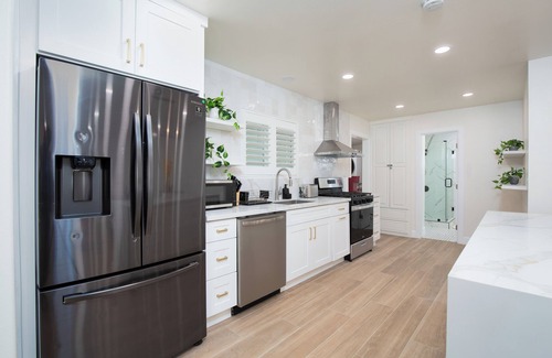 Midway City House | SoCal Beach Home near Disneyland