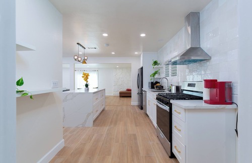 Midway City House | SoCal Beach Home near Disneyland