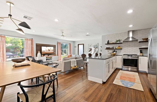 Galindo House | SoCo Groovy - Large Groups {New to Vrbo}