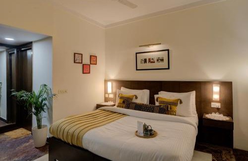 Indirapuram Apartment | Sojourn stayz- stylish private studio with projector