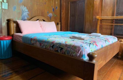 Uthai Thani House | SolarCell walking street Homestay - โซล่าเซลล์ถนนคนเดินโฮมสเตย์