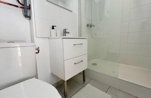 Saint-Fons Apartment | Solenge - appartement 5 personnes check in h24 - wifi