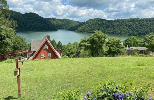 Sparta House | Songbird Manor (Panoramic Lake Views)