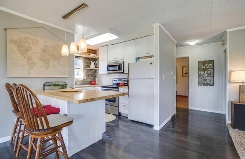 Sparta House | Songbird Manor (Panoramic Lake Views)