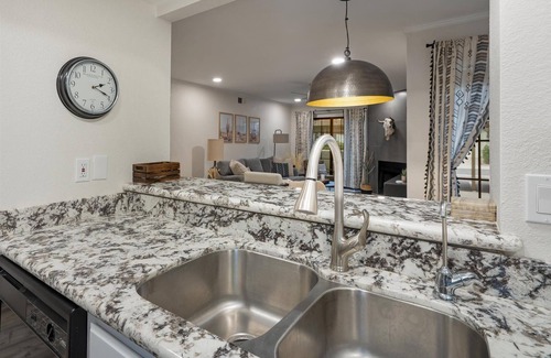 La Contessa Condo | Sonoran Style 2BR/2BA w. Free Parking & Pool