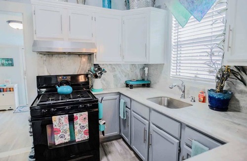 Nederland House | Soothing Blues in Peaceful 2BR/1BA Cottage