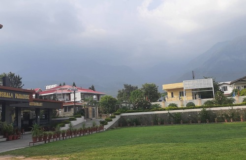 Sidhpur House | Soothing hotel with AC in Dharamshala - 18 bedrooms available