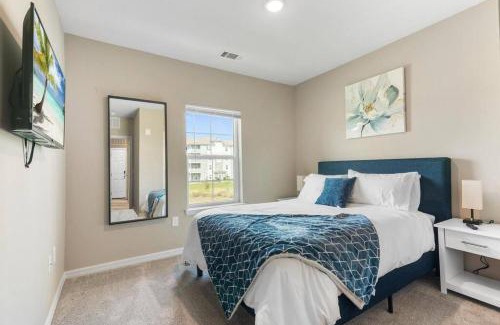 Melbourne Apartment | Sophisticated 3BD/2BA Retreat: Pool, Gym, Laundry
