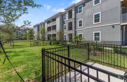 Melbourne Apartment | Sophisticated 3BD/2BA Retreat: Pool, Gym, Laundry