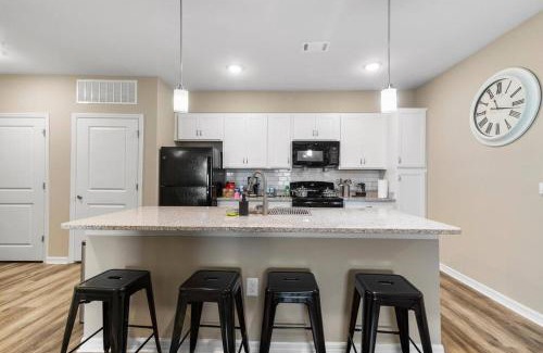 Melbourne Apartment | Sophisticated 3BD/2BA Retreat: Pool, Gym, Laundry