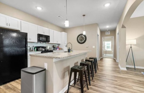 Melbourne Condo | Sophisticated 3BD/2BA Retreat: Pool, Gym, Laundry