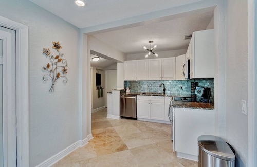 Southside House | SoSo Tropical Retreat- Private Pool, Walk to Water