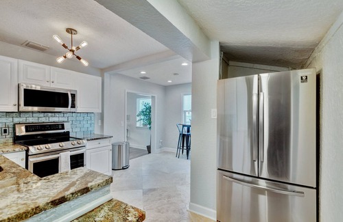 Southside House | SoSo Tropical Retreat- Private Pool, Walk to Water