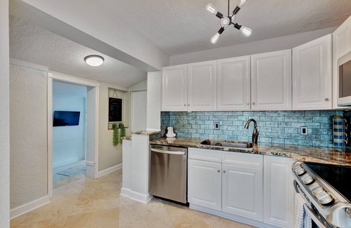 Southside House | SoSo Tropical Retreat- Private Pool, Walk to Water