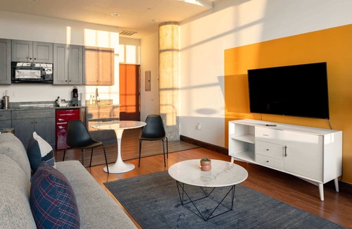 West Poplar Apartment | Sosuite | Studio w W/D, Gym, On-Site Restaurant