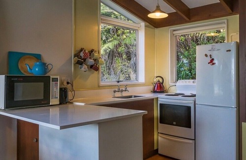 Moetapu Bay Cottage | Sounds Magic - Moetapu Bay Bach