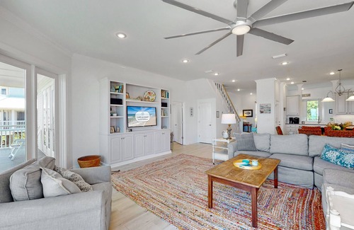 Plantation House | Sounds of Summer: Gorgeous Beachfront 5 Bedroom Home- Sleeps 16, Pet Friendly!