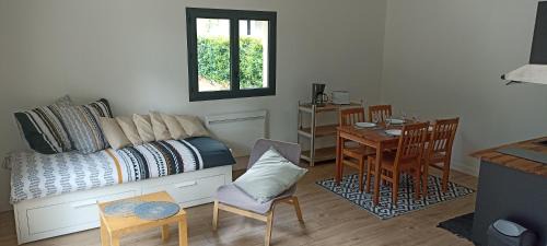 Roaillan House | Sous l'arbre aux papillons