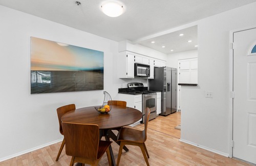 Santa Ana Heights Condo | South Coast Plaza Bungalow, 2/2 Condo with Pool, Gym, & Jacuzzi