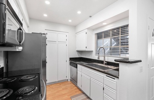 Santa Ana Heights Condo | South Coast Plaza Bungalow, 2/2 Condo with Pool, Gym, & Jacuzzi
