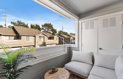 Santa Ana Heights Condo | South Coast Plaza Bungalow, 2/2 Condo with Pool, Gym, & Jacuzzi