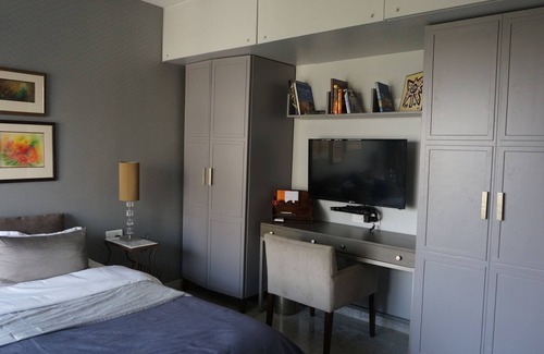 Azad Maidan Bed & Breakfast | South Mumbai airy bedroom in a beautiful location