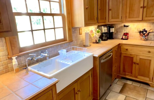 Laurel House | Southern Charm 1 - 5 minutes to downtown Laurel. SUMMER SALE!