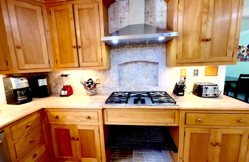 Laurel House | Southern Charm 1 - 5 minutes to downtown Laurel. SUMMER SALE!