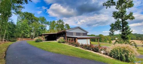 Scottsboro House | Southern Comfort Retreat with a private hot tub