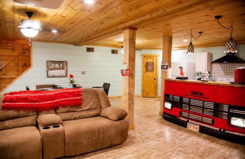 Scottsboro House | Southern Comfort Retreat with a private hot tub