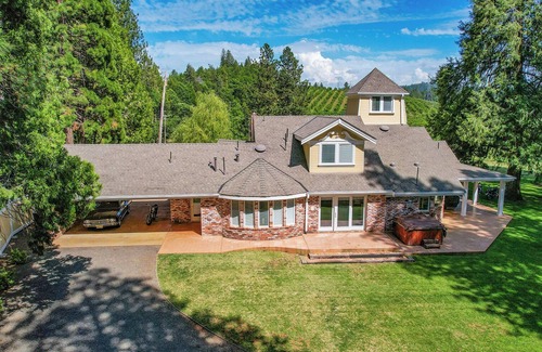Apple Hill House | Southern livingnCharming 2-bedroom house with WiFi, AC in beautiful Camino