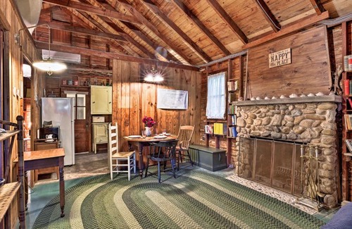 Town of Southold Town House | Southold Cottage with Patio and Grill - Walk to Beach!