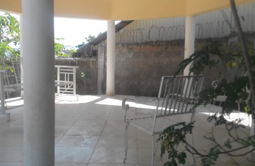 Petionville Apartment | Souvenir House: 24 Elect, AC, WiFi, TV Cable, Fridge.