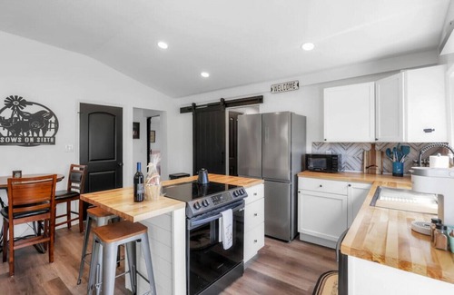 Millersport Cottage | Sows on Sixth: Walking Distance to Buckeye lake Marina
