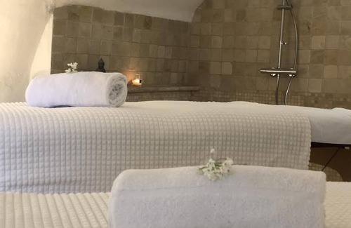 Nyons Bed & Breakfast | Spa Chateau La Tour