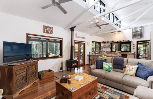 Doonan House | Spa with beautiful view, cozy fireplace - Beach 10 km - Eumundi Markets 6 km