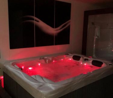 Mouscron Hotel | SPABYELLEETLUI spa rouge ou bleu