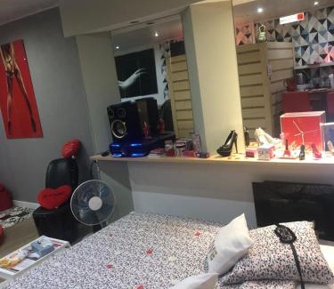 Mouscron Hotel | SPABYELLEETLUI spa rouge ou bleu