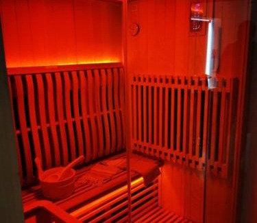 Mouscron Hotel | SPABYELLEETLUI spa rouge ou bleu