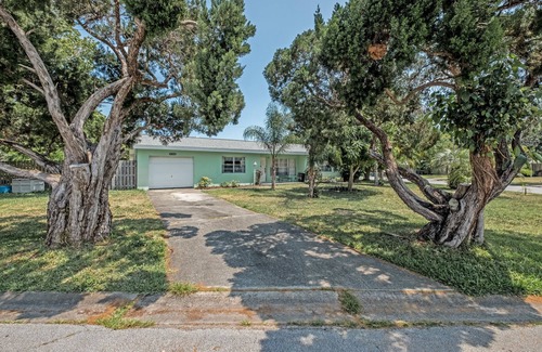 Melbourne House | space coast central Florida safe private family getaway beach pool golf boating