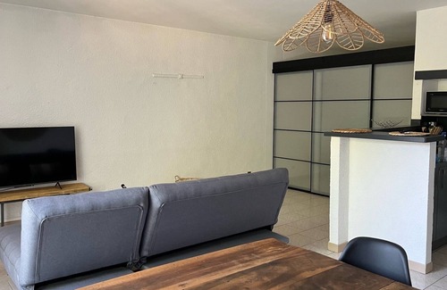 Entraigues-sur-la-Sorgue Apartment | Spacious 2 bedrooms/closed private parking