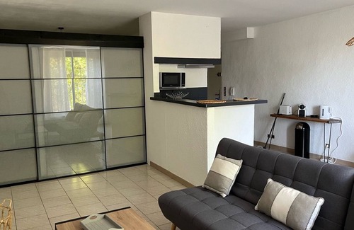 Entraigues-sur-la-Sorgue Apartment | Spacious 2 bedrooms/closed private parking