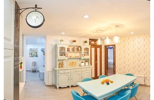 El Ensanche Zona Nuova Apartment | Spacious Luxurious 3 Bedroom Accommodation!