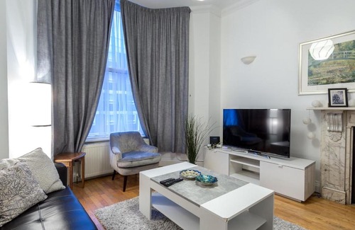 West Kensington Apartment | Spacious 1 Bed in West Kensington or Hammersmith